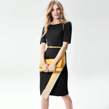 Robe asymétrique en noir et blanc.