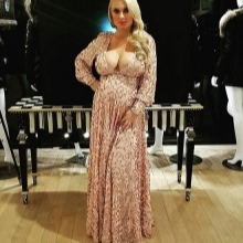 Robe longue beige à col plongeant profond et manches longues pour femme enceinte