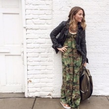 Robe camouflage avec veste en cuir noir