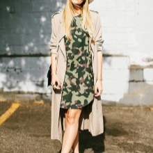 Robe camouflage avec un imperméable beige