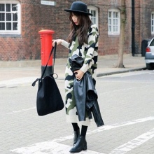 Robe camouflage avec un chapeau, un sac et une veste noire