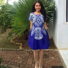 Robe en polyester bleu avec un imprimé pour l'automne et le printemps