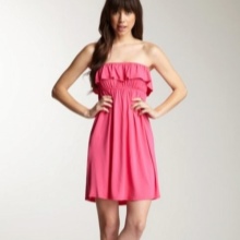 Robe courte rose en viscose avec volants sur la poitrine