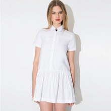 Robe polo blanche courte avec une jupe plissée