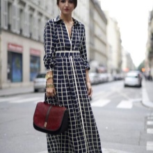 Robe chemise noire à carreaux et sandales compensées