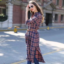 Robe chemise à carreaux mi-longue en combinaison avec un jean