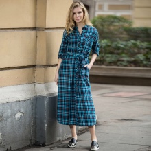 Robe longue à carreaux vert et bleu avec des traverses noires