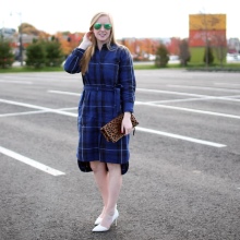 Robe chemise à carreaux bleus à jupe asymétrique