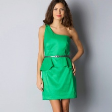 Robe verte à fines bretelles et à une épaule