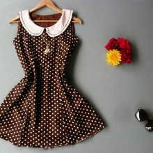 Robe courte marron à pois blancs et col blanc