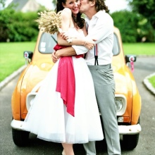 Robe de mariée avec une ceinture rouge
