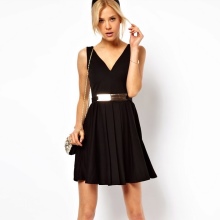 Robe à encolure en V et ceinture en métal pour accentuer Pear (triangle)