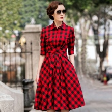 Robe rouge en cage avec une jupe moelleuse