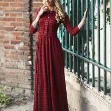 Robe longue à carreaux rouges et noirs