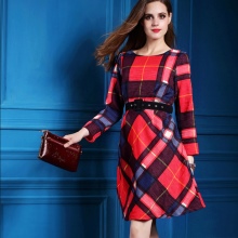 Robe rouge dans une grande cellule