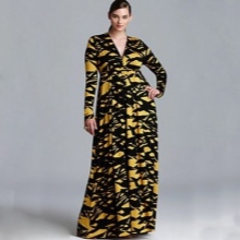 Robe longue jaune et noire avec un décolleté profond et une manche longue