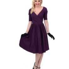 Robe monochrome violette dans le style des années 50