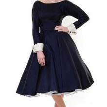 Robe bleue duveteuse à manches longues et poignets blancs dans le style des années 50
