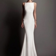 Cas de robe de mariée longue avec train