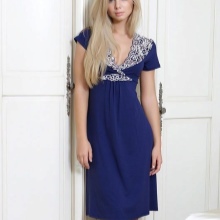 Robe mi-longue à la maison