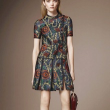 Robe avec une jupe taille basse plissée