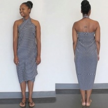 Sarong noué au cou, les extrémités croisées