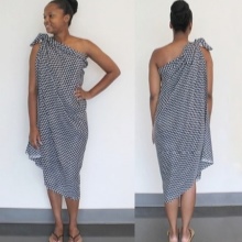 Sarong attaché sur une épaule