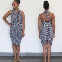 Sarong noué autour de son cou