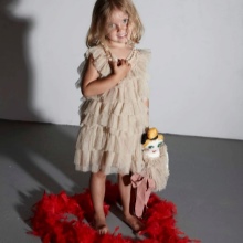 Robe élégante pour les filles 4-5 ans avec des volants