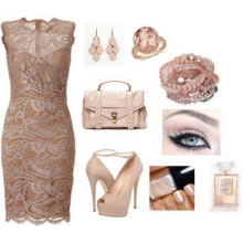 Robe en dentelle beige avec accessoires