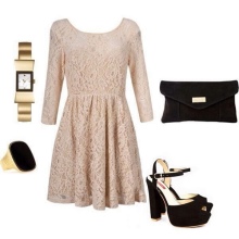 robe en dentelle beige avec des accessoires noirs