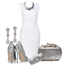 Accessoires gris à une robe blanche