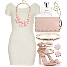 Des accessoires roses à une robe blanche
