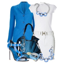 Accessoires bleus à la robe blanche