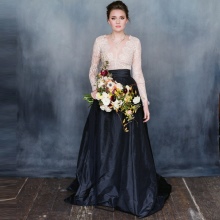  robe en taffetas avec une longue jupe noire