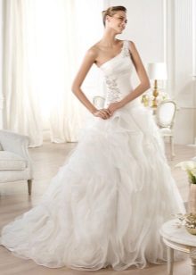 La robe de mariée est longue et magnifique
