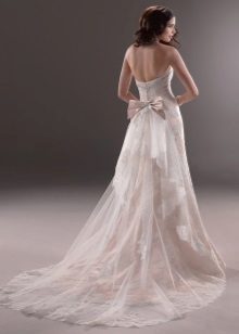 Robe de mariée avec dos ouvert avec un noeud