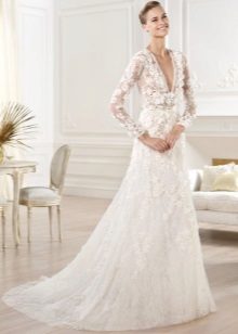 Robe de mariée avec une longue manche ajourée