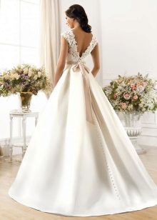 Robe de mariée avec une jupe lourde