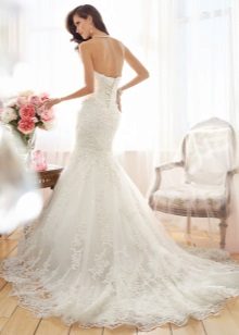 Robe de mariée avec décolleté au dessus de la taille