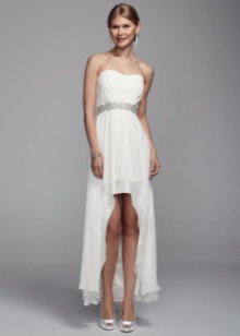 Robe de mariée courte prolongeant la silhouette