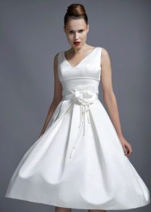 Robe de mariée courte avec une fleur