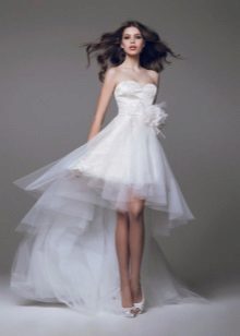 Robe de mariée courte avec train