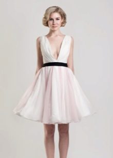Robe de mariée courte et découpée