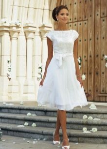 Robe de mariée courte dans un style rétro