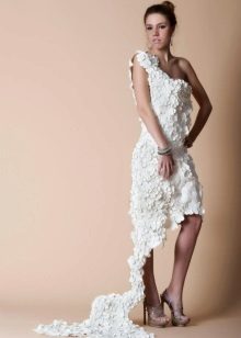 Très belle robe en papier avec un train
