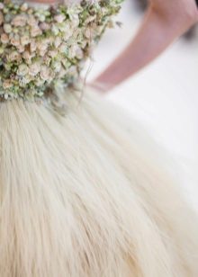 Dos de robe avec des fleurs
