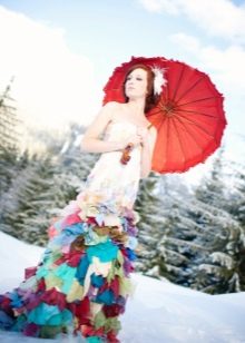 Robe de mariée avec des morceaux de tissu multicolores