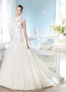 Broderie ajourée autour de la gorge sur une robe de mariée