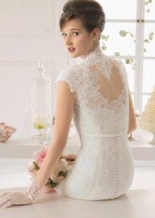 Encolure en dentelle sur une robe de mariée